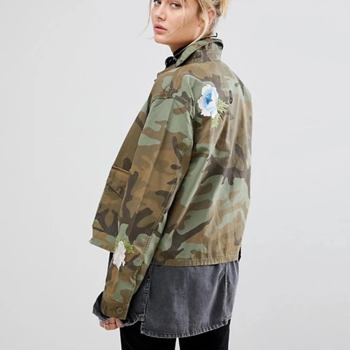 Levi’s camo coach jacket med brodering i strl S - 90