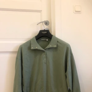Sweatshirt - Grön rugbytröja/ sweatshirt från weekday. Inte mycket använd alls :)