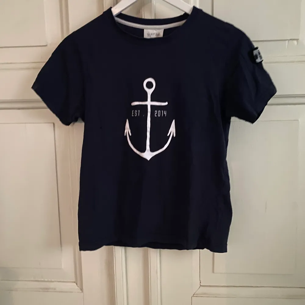 Marinblå Way Ink t-shirt i storlek 146/152. I nyskick och frakten tillkommer . T-shirts.