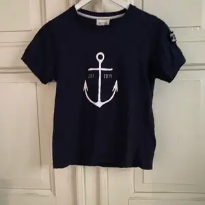 Marinblå Way Ink t-shirt i storlek 146/152. I nyskick och frakten tillkommer 