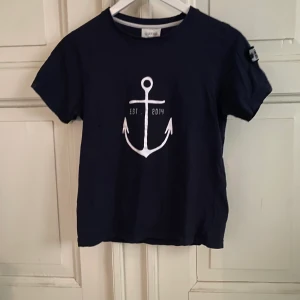 Marinblå Way Ink t-shirt i storlek 146/152 - Marinblå Way Ink t-shirt i storlek 146/152. I nyskick och frakten tillkommer 