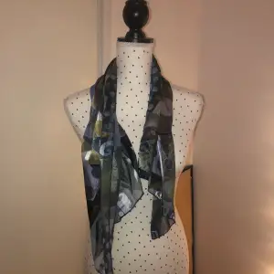 Säljer den har fina mönstrade sjalen. Kan bara skickas.🤩🤩