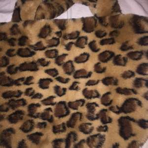 Jättefin, fluffig leopard väska. Kan mötas upp i sthlm elr frakta för 63kr!