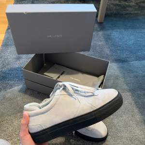 Säljer nu mina älskade arigato skor då de inte kommer till användning 😢❤️ De är mycket sparsamt använda och jag har snörat om dem 🤩💓 Köpta på en pop-up butik i Malmö förra hösten🥰💗 Det går inte att komma åt dessa på hemsidan. Har såklart kvar låda och bag! Hör av dig för fler bilder🧡