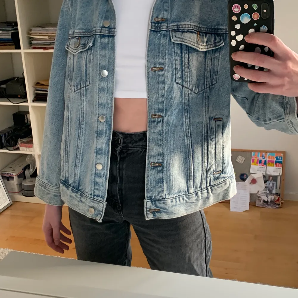 Oversized oanvänd jeansjacka från H&M i ljus jeanstvätt. . Jackor.