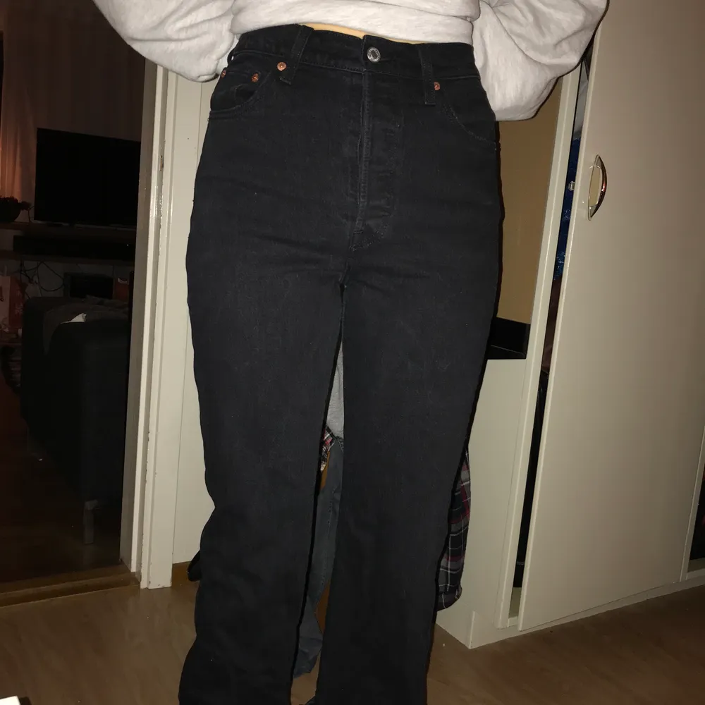 Svarta Levis jeans i fint skick. W26. . Jeans & Byxor.