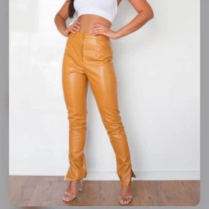 Faux leather byxor  - Byxor i fakeläder från missguided i storlek 36. Helt oanvända.