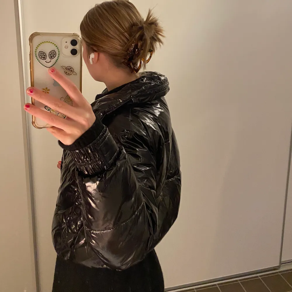 VINTERJACKA Superfin pufferjacket! Inga skador/knappt använd. Det enda är att ena fickan har hål med det går att sy igen samt syns inte. Skriv för fler bilder. ✨Buda på priset✨ avslutas tisdag 20:00. Jackor.