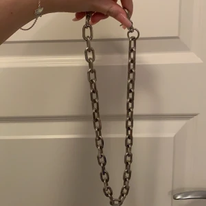 kedja  - skitsnygg kedja som tyvärr jag inte använder längre pågrund av olika stil! skitsnygg och väger inte alls myclet (ingen tung metall) riktigt snygg på väskan eller som accessoar på byxorna! 