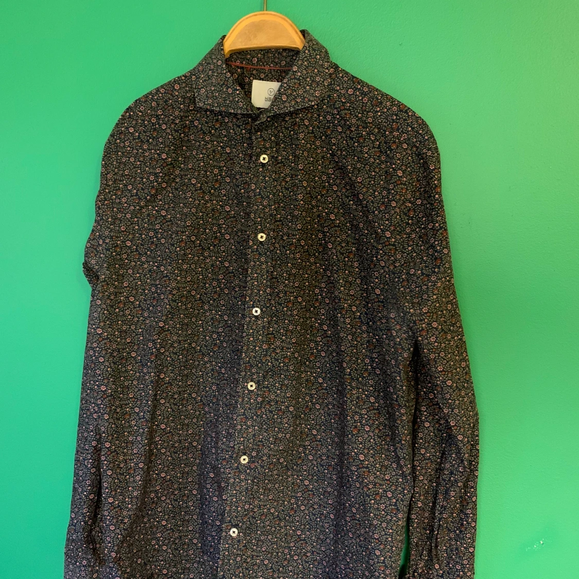 Småblommig skjorta från Bläck stl L 41/42