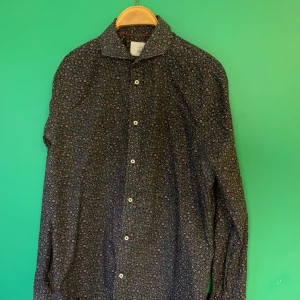 Småblommig skjorta från Bläck stl L 41/42  - Småblommig skjorta från Bläck med rosa och röda blommor, tailored fit. 