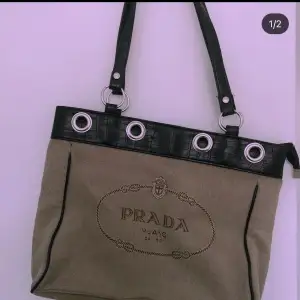 Säljer denna vintage Prada väskan, köpt på second hand och har en liten fläck på baksidan som inte syns (därav de låga priset). Superfin och trendig! (Köparen står för frakt)⭐️