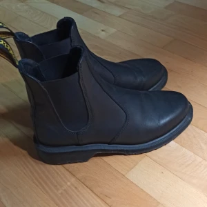 Dr Martens Chelsea boots - Knappt använda Chelsea boots från Dr Martens. Storlek 38, men passar även en liten 39. Inga skador eller liknande. Givetvis äkta. Nypris 1800 kr. 