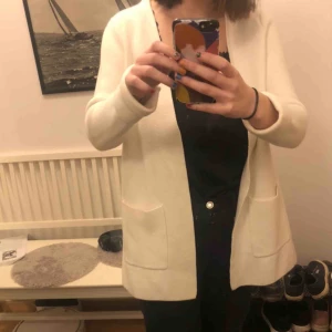  - En vit kofta från Gina tricot som jag inte använt så mycket.  Fint skick, som ny!