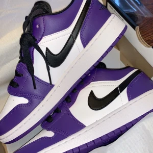 Jordan 1 Low, Court purple  - Hej! Säljer mina jordans som tyvärr inte kommer till användning. Köpta på Instagram för 1899kr (självklart äkta). Använda max 3 gånger och är i nyskick. Storlek 37,5. Box medföljer 💕 