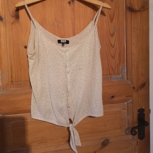 Linne på småblommor och knytning - Sött linne med knappar fram och knytning. Små rosa blommor i mönstret 🌸