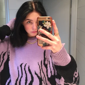 Stickad tröja  - Funderar på att sälja min stickade tröja med flames. Köptes i våras men har tyvärr inte kommit till användning. Storlek one size jag har cs, men den skulle absolut kunna passa L. Köptes för 750 och är i princip i nyskick💜💋