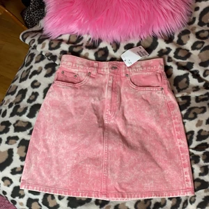 Rosa jeanskjol H&M  - 🌸 oanvänd med lapp 🎀 passar Xs/34  🛍 Hämta i Nacka eller mötas i närheten centralt. Annars postnord 