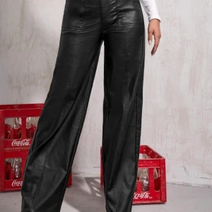 Syntet läder byxor strl 36 - Helt nya aldrig använda då jag tyckte dom var för korta på mig, 172cm lång. Men satt bra annars, men passar nog bättre i längden på någon som är lite kortare.