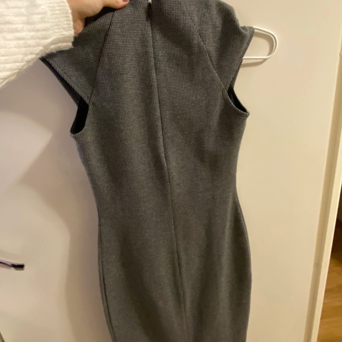 Figursydd klänning i grå  - 91