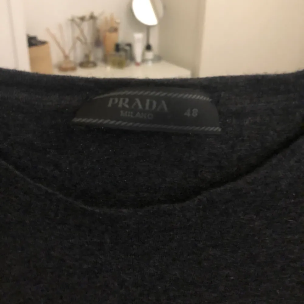 Mörkgrå Prada tröja, mjuk & varm, skönt material. Passar S/M.. Tröjor & Koftor.