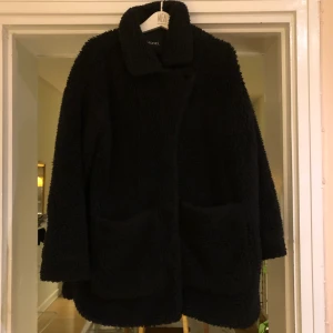 Mobil Teddy jacka - Använt skick men fortfarande bra skick. Från målning. Storlek small