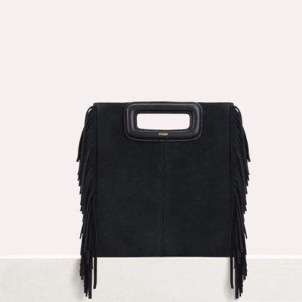 Superfin svart väska i mocka. Använd ett fåtal gånger, som ny. Köpt för 2300 och säljer för 1200💜. Väskor.