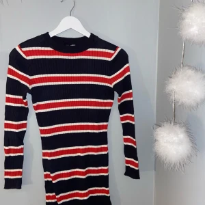 Långärmad kläning strl 38 - Köpt för ca 1,5 år sedan på H&M. Strl 38 men sitter mer som en 36