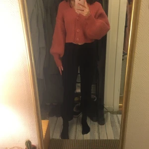 Sammetsbyxor från weekday  - Supersnygga svarta sammetsbyxor från weekday. Har varit ett av mina favoritplagg. Byxorna är lite utsvängda.