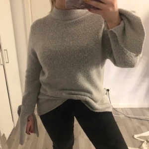 Grå stickat tröja  - Köpt på nakd. Väldigt mysigt material. 