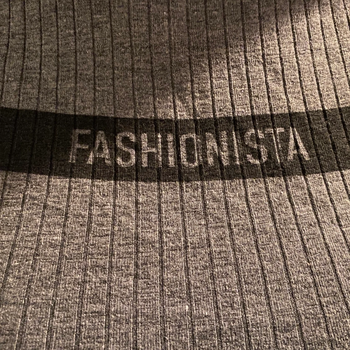 Grå ribbad topp - 90