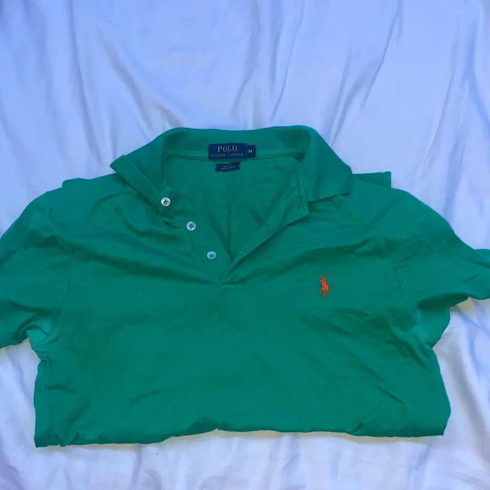 Grön me orange märke strl m sitter overzise om du har strl xs - s tar bud men priset är 200+frakt. T-shirts.