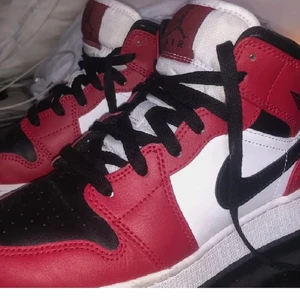 Air Jordan 1’ mid - Säljer mina fina air Jordan mid då dom inte kommer till användning. Fint skick, nästan som nya. Storlek 38. Budgivning gäller💕 skriv vid frågor .. HÖGSTA BUD: 1550 kr.  Avslutas 29/12