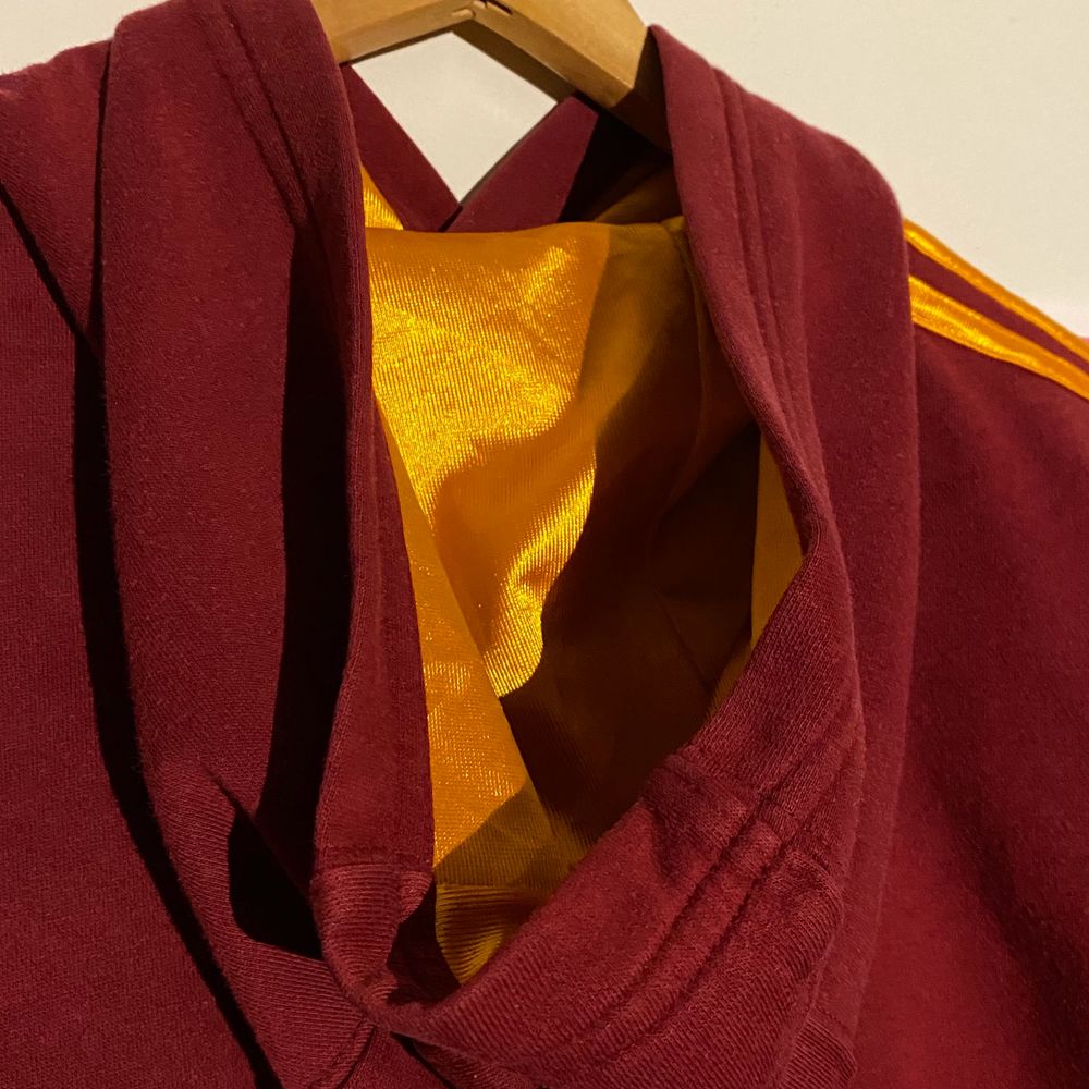 Adidas basket hoodie. Köpt second hand så den är använd men i riktigt bra skick. Har själv inte använt den mycket alls. Storleken är lite oklar men skulle säga xs/s/m beroende på hur man vill att passformen ska vara. Kan skicka fler bilder vid behov.. Huvtröjor & Träningströjor.