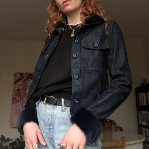 Jacka från 2NDDAY - Jeansjacka med päls på krage och ärmar använd 1 gång, prislapp finns med, säljes pga fel storlek. Frakt ingår i priset! 