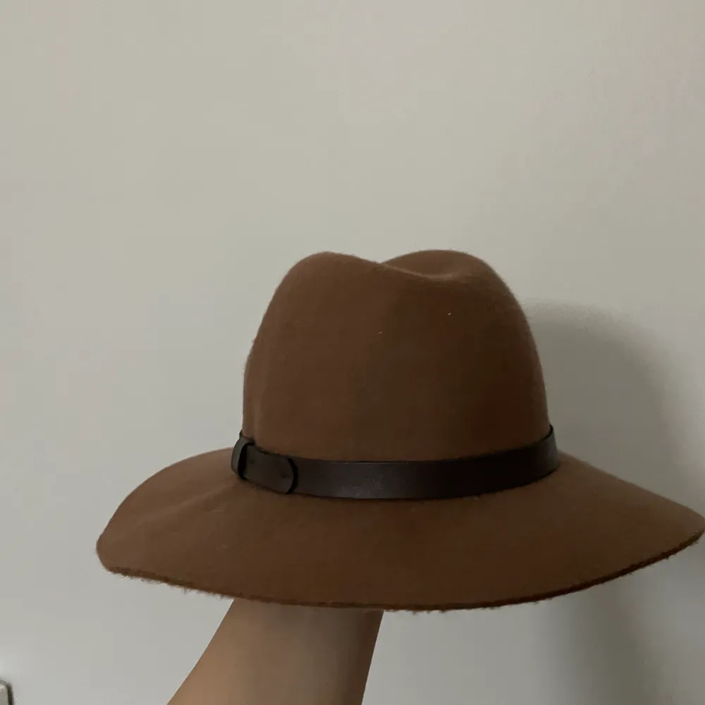 Brun hatt från H&M för en extra touch på outfiten! Storlek M (56). Knappt använd. Köparen står för frakt.. Övrigt.