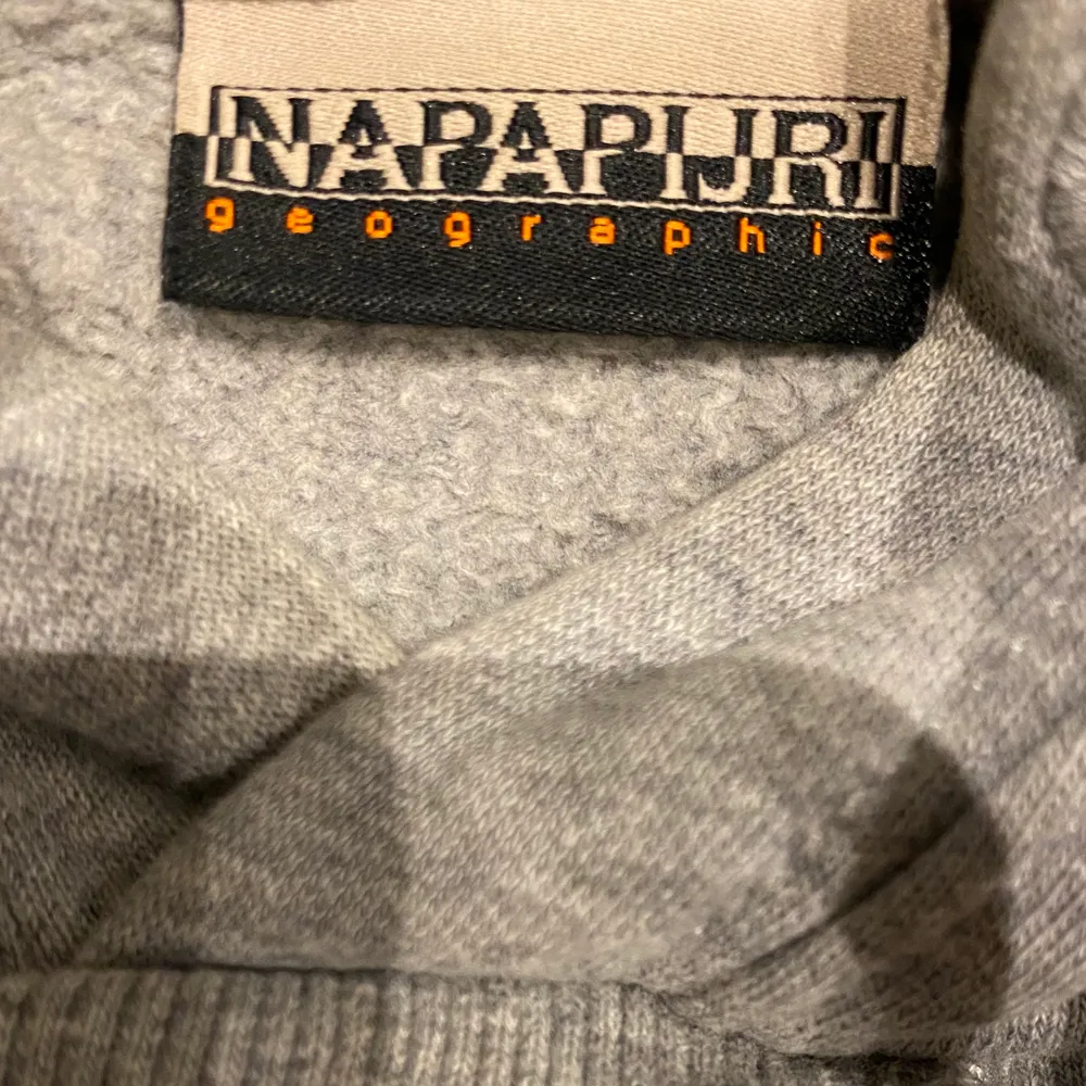 Skitsnygg napapijri hoodie, knappt använd och inga defekter. Nypris är 1200. Buda i kommentarerna. Storlek medium. Hoodies.