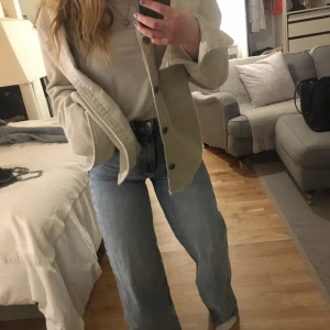 Vida jeans  - Vida gina jeans i superskick!! För små i midjan på mig och därför inte använts så mkt 💕 Jag är ca 160 och dom är perfekta i längden på mig