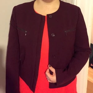  - Kort jacka från GAP i gott skick. Passar till en 42-44. Köparen betalar eventuell frakt. Jag har swish.