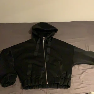 Bikbok  - Skit snygg bikbok bomber jacka i tyg. Xs men passar S också. Buda eller köp för 300kr🥰