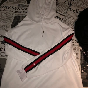 Mjukis sett - Ett passande mjukis sett med hoodie och pösiga byxor med knappar. Setter är vitt med röda och svarta ränder och är i nyskick. Har aldrig använd detta sett och prislapp finns kvar. Skönt och lent material. 💕✨