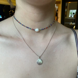 pärlhalsband  - Pärlhalsband med en äkta sötvattenpärla! Går att förlänga med en kedja (bild 3) Bild 1 är det kortaste och bild 2 det längsta. Frakt INGÅR i priset!!❤️