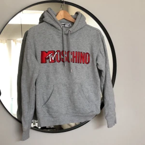 H&Moschino hoodie storlek s - Nypris 500kr Bra skick endast använd ett fåtal gånger.