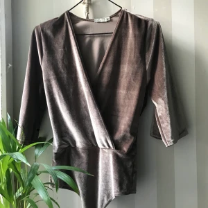 Body i sammet - Riktigt snygg body i sammet som passar till alla tillfällen. Köpt på Nelly, endast använd 2 gånger och är därför i nyskick! 💜