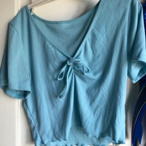 Blå topp  - Ljusblå tröja/blus från SHEIN. Sitter superfint men har ej kommit till användning för mig.