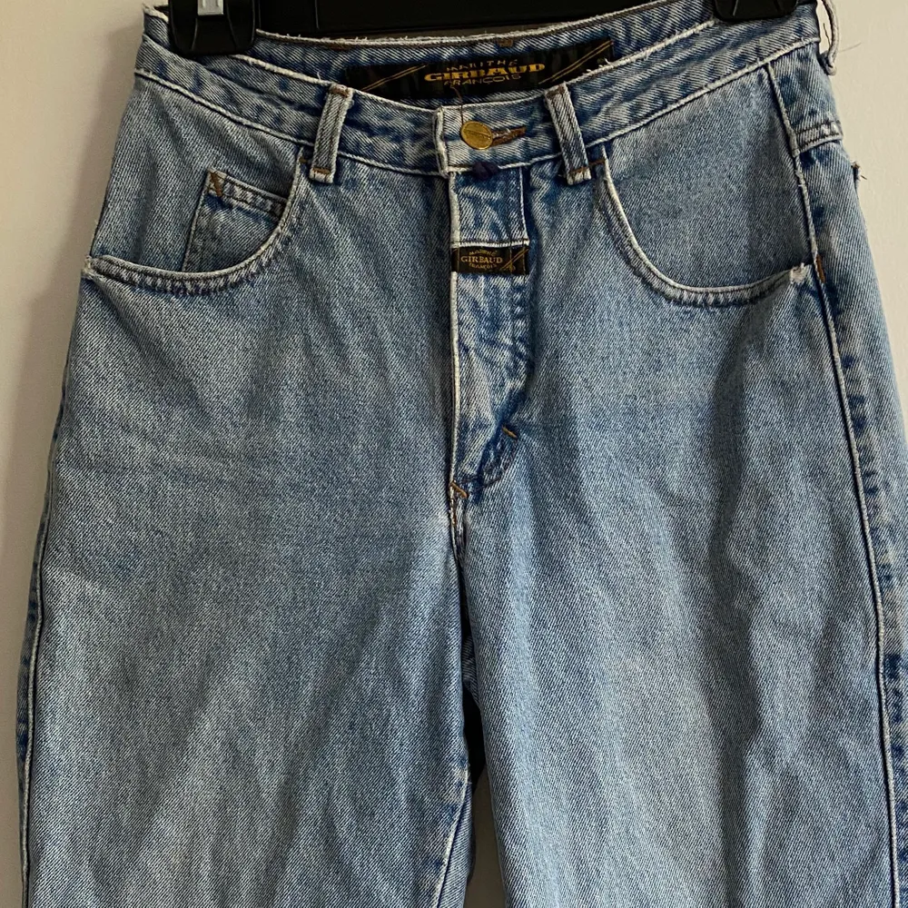 Fina vintage jeans köpt secondhand. Säljer då dem är aningen tajta på mig som har s-m. Står xs men passar även s! Färgen är mest rättvis på första bilden🤼‍♂️. Jeans & Byxor.