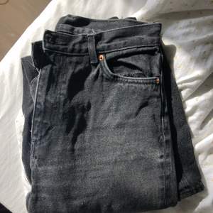 Sååå snygga jeans som är lite urtvättade sitter skit snyggt men har blivit för små för mig! Kontakta mig för fler bilder 💓 buda från 100kr