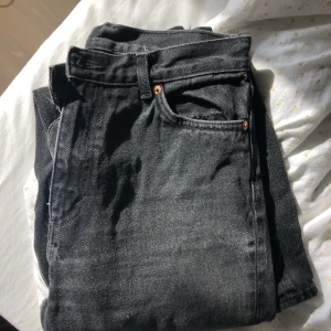 Byxor från monki  - Sååå snygga jeans som är lite urtvättade sitter skit snyggt men har blivit för små för mig! Kontakta mig för fler bilder 💓 buda från 100kr