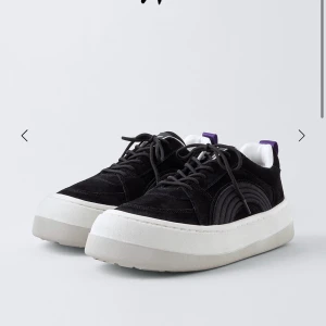 Intressekoll EYTYS SONIC - Säljer dessa eytys sonic i svart, storlek 38. Använda men i bra skick förutom en slitning vid snörena, se bild 3. Hör av er vid intresse. Pris kan diskuteras 