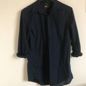 Marinblå skjorta  - Slim fit nästintill oanvänd skjorta. 